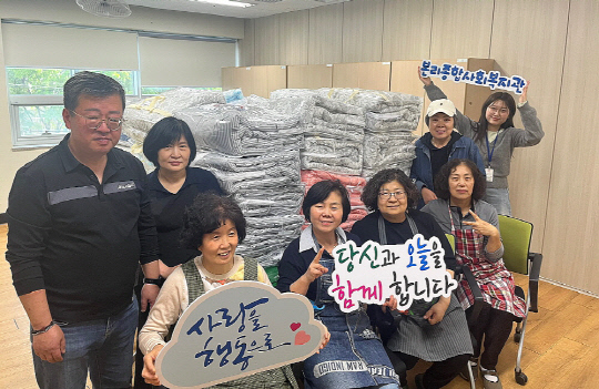 홀트아동복지회 산하시설 달서구본리종합사회복지관의 나눔동아리 '씨실과날실' 회원들이 산불 피해 지역인 청송을 방문해 직접 제작한 침구 50채를 구호물품으로 후원했다.